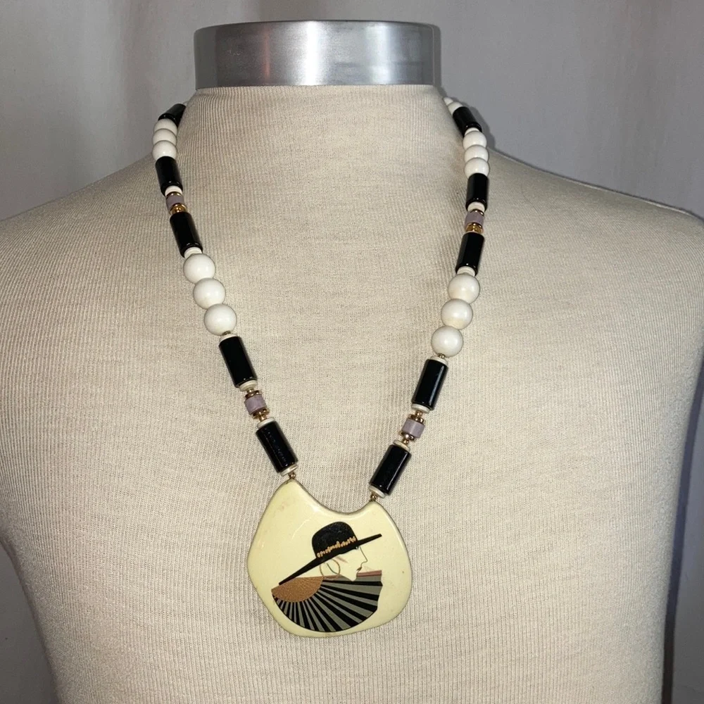 Vintage beaded necklace with pendant and matching earrings - Picture 2 of 13